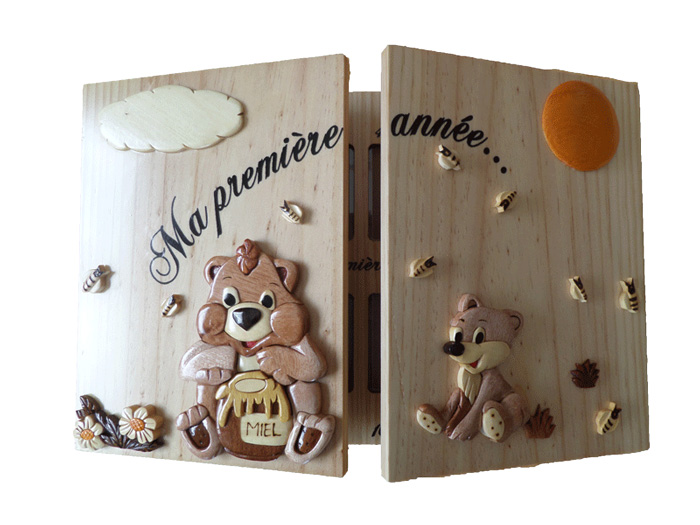 Cadre Photo Bébé « Ma Première Année » – 12 Emplacements Mois Par Mois – Dimensions 40x19x3 Cm – Blanc, Bleu, Rose
